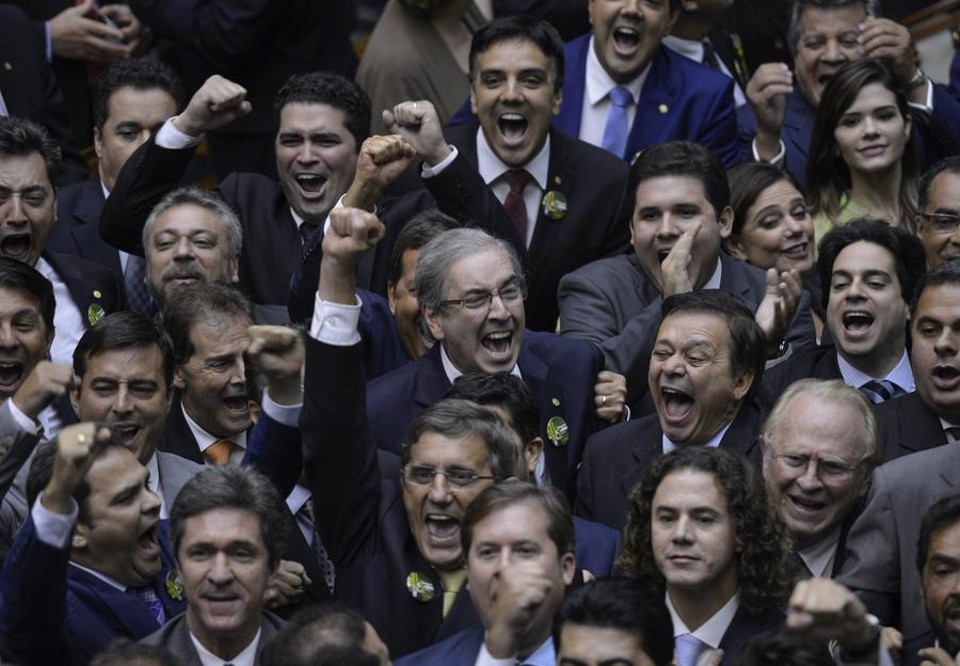 Cercado por apoiadores, Eduardo Cunha comemora a vitória na disputa pela presidência da Câmara | Wilson Dias / EFE