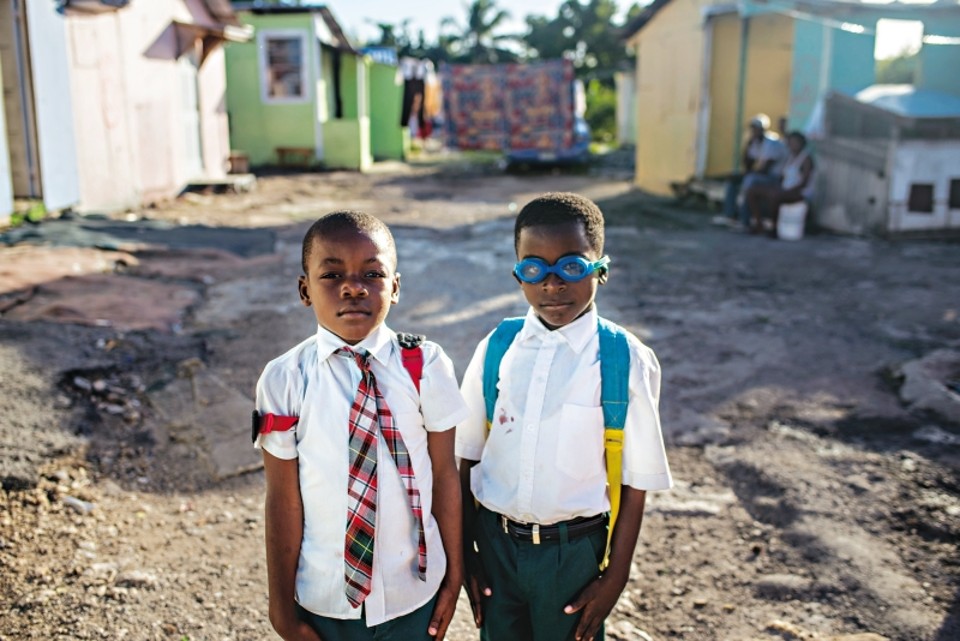 Batidas são comuns nas favelas de Nassau, como nessa, onde e vivem esses dois garotos descendentes de haitianos | Andrea Bruce/ The New York Times