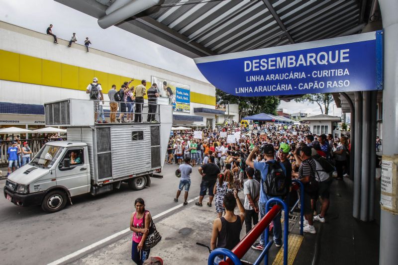 Em Araucária, passageiros protestaram contra o fim da integração | Daniel Castellano/Gazeta do Povo