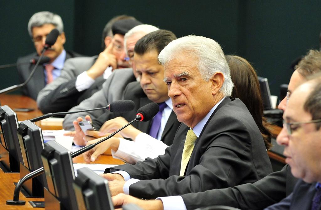 Bueno (centro): questionamento sobre a parcialidade de colegas. | Luís Macedo/
Agência Câmara