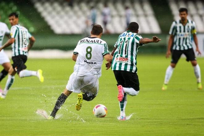 Max, do Maringá, disputa a bola com Mazinho, do Coritiba | 