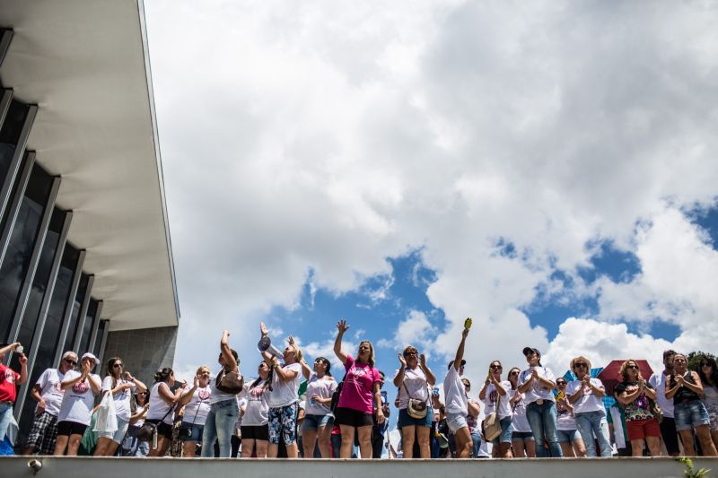 Professores protestam em frente à Assembleia: mobilização pela manutenção dos direitos adquiridos | Brunno Covello/ Gazeta do Povo