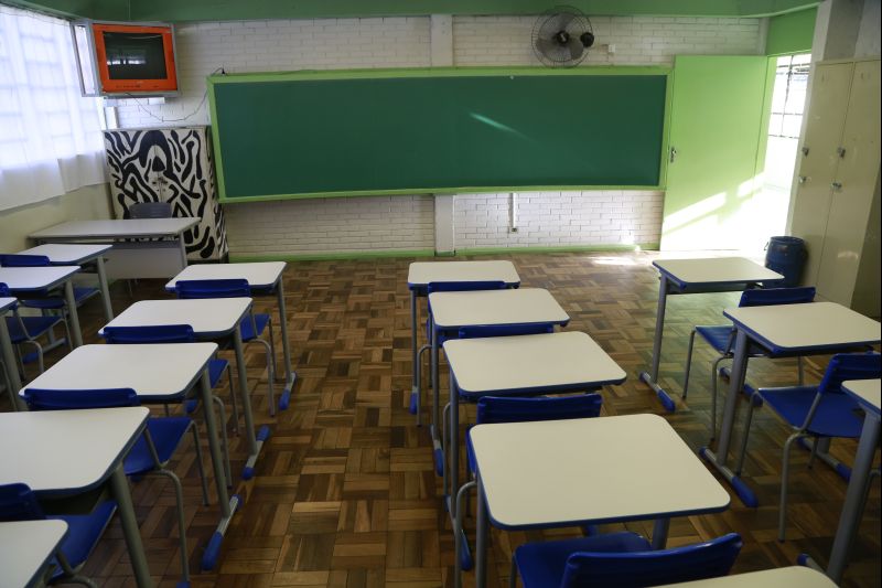 Falta pessoal para o início do ano letivo na rede estadual. No Cecília Meirelles (foto), só sobrou um dos dez funcionários de serviços gerais | Fotos: Ciciro Back/Tribuna