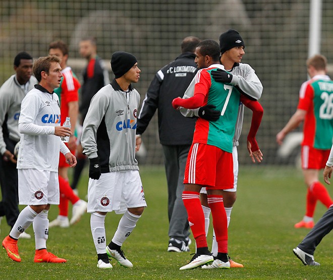 Jogadores das duas equipes se cumprimentam após o fim da partida. | 