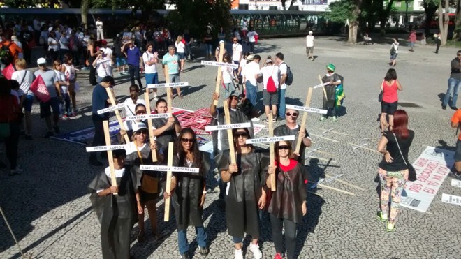 Manifestantes carregam cruzes com nomes dos deputados estaduais | Jonathan Campos/Gazeta do Povo