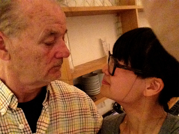 Garçonete de Berlin que se sentiu em Encontros e Desencontros na foto com o ator Bill Murray | Reprodução Bill Murray Stories