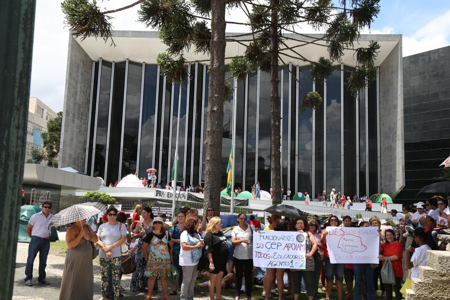 Servidores protestam na frente da Assembleia Legislativa | Ivonaldo Alexandre / Gazeta do Povo