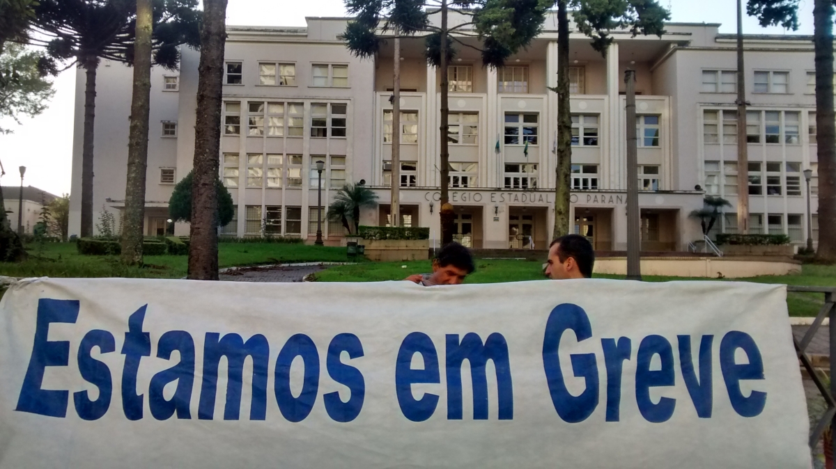 Faixas informando sobre a greve foram colocadas em frente ao Colégio Estadual do Paraná | Jonathan Campos/Agência de Notícias Gazeta do Povo