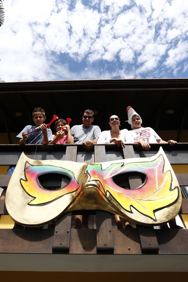 Caroline e a família na casa decorada para o carnaval em Matinhos | Albari Rosa/Gazeta do Povo