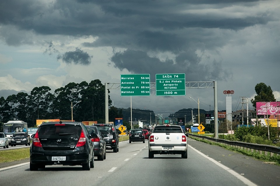 Motoristas que seguiam no sentido Curitiba-Litoral podiam ver a chegada de temporal à capital paranaense | Brunno Covello / Agência de Notícias Gazeta do Povo
