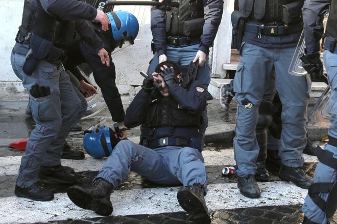 Policial ferido após confronto com a torcidar do Feynnord em Roma | 