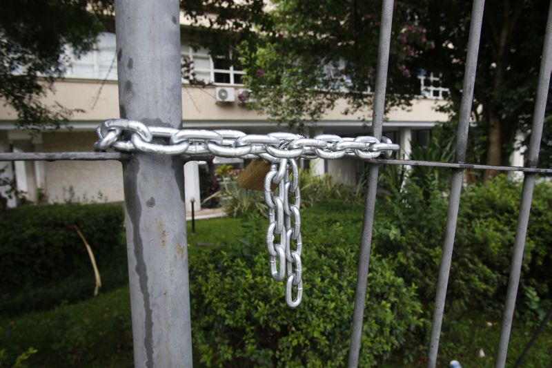 Portão da Assembleia fechado nesta sexta-feira (13) | Jonathan Campos / Gazeta do Povo