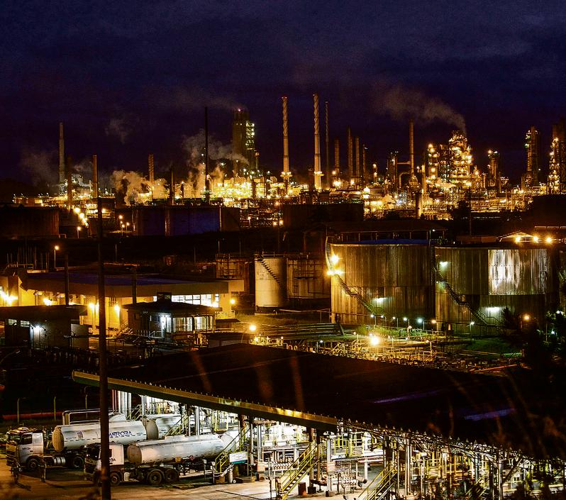 A refinaria Repar, em Araucária, na Região Metropolitana de Curitiba, tem contratos que estão na mira da Operação Lava Jato. | Daniel Castellano/Gazeta do Povo