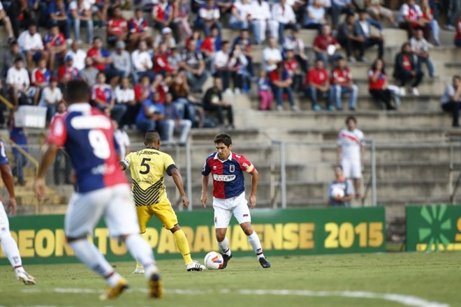 Lucio Flavio, do Paraná, tenta passar pela marcação do Cascavel |