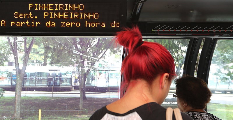 Usuários puderam ler em painéis como este frases como "o aumento da tarifa é um esforço da prefeitura de Curitiba para manter a integração metropolitana" | Giuliano Gomes / Agência de Notícias Gazeta do Povo