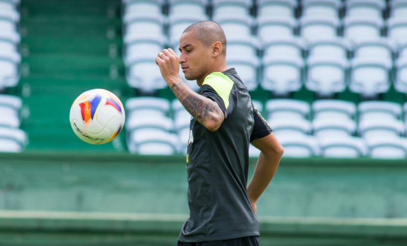 Wellington Paulista estreou pelo Coxa na derrota para o Foz e pode ser titular no clássico com o Atlético |