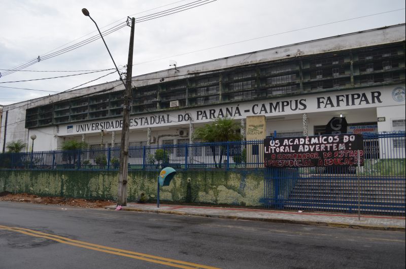 Sem condições físicas: campus da Unespar em Paranaguá está com apenas um banheiro funcionando, estrutura insuficiente para os 2 mil estudantes | Débora Mariotto Alves/Gazeta do Povo