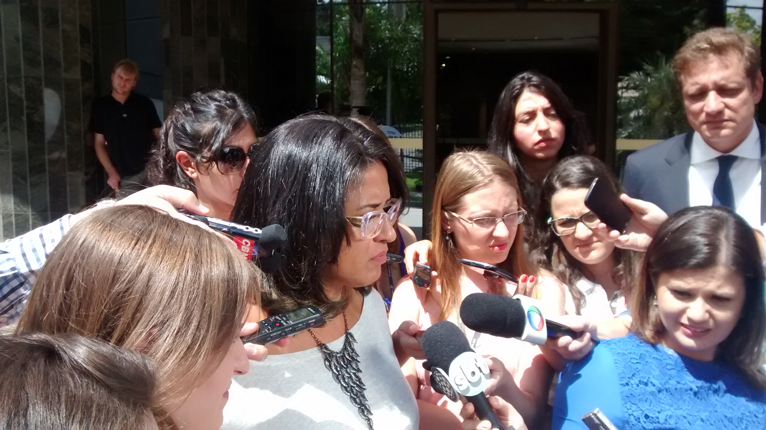 Meire Poza, ex-contadora do doleiro Alberto Youssef, chega para depor na tarde desta terça-feira (3) | Marcelo Andrade / Gazeta do Povo