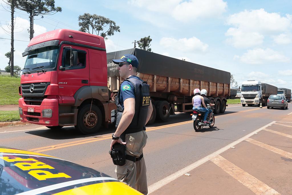 Polícia Rodoviária Federal acompanhou protesto na BR-277, em Cascavel. | Cesar Machado/Vale Press
