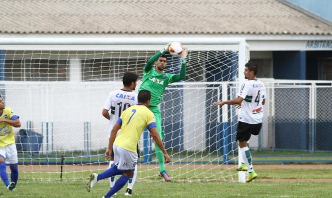 Vaná estreou como titular no Coritiba e agradou o técnico Marquinhos Santos | 