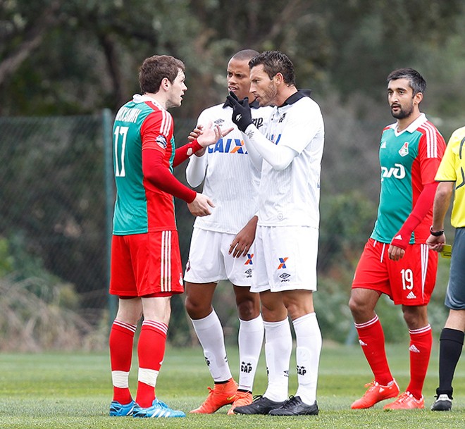 Cleberson e Gustavo discutem com Mychalik (17), observados por Samedov (19). | 