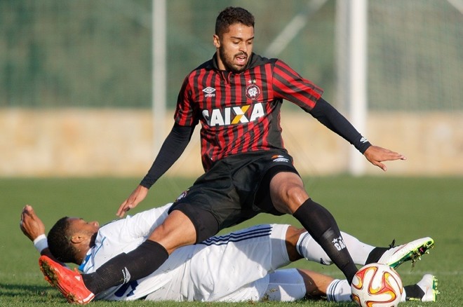 Dellatorre é uma das opções do técnico Claudinei Oliveira para o ataque rubro-negro contra o Foz. | Dínamo de Kiev/Divulgação