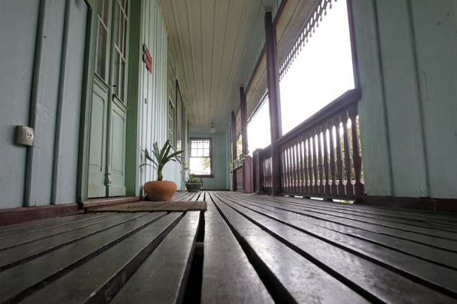 Tábuas finas e compridas caracterizam o assoalho da varanda |