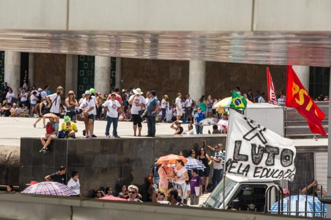 Manifestantes na Assembleia | 