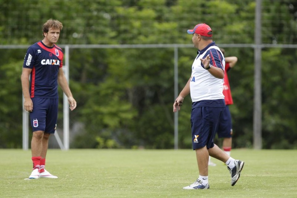 Luciano Gusso orienta o atacante Rodrigo Tosi no treino: treinador quer acertar a pontaria do ataque do Paraná | Daniel Castellano / Gazeta do Povo