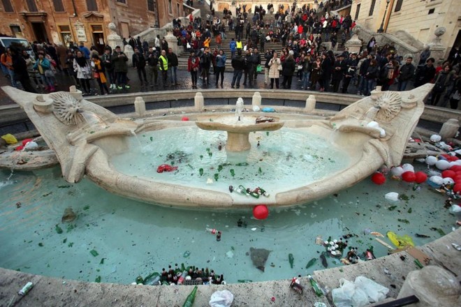 Fonte de Barcaccia, na Piazza di Spagna, em Roma, danificada por torcedores do Feynoord | 