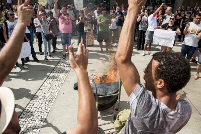Manifestantes protestaram em frente ao palácio |