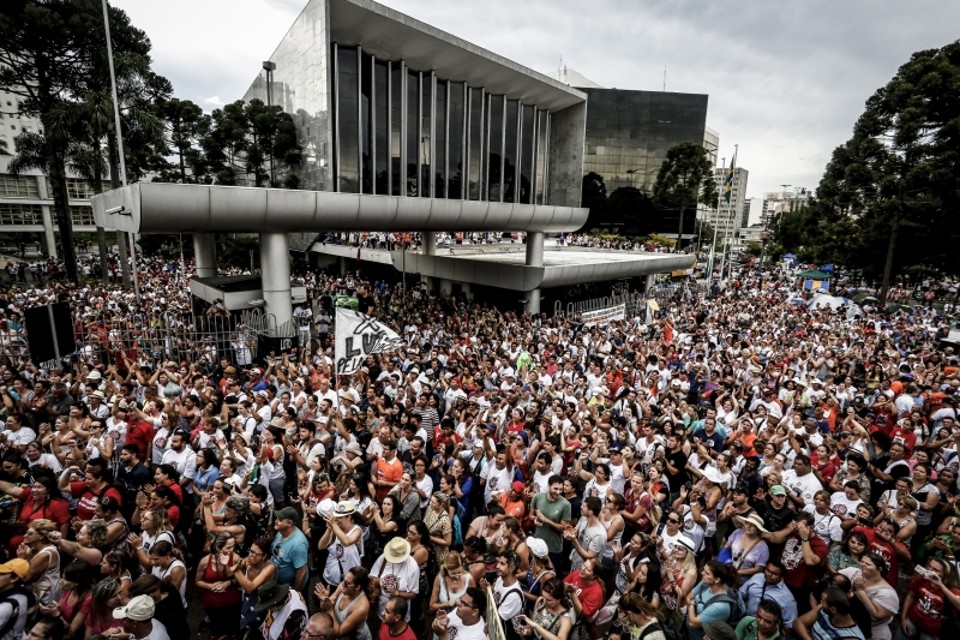 Manifestantes em frente à Assembleia: pressão contra projetos polêmicos do governo | Henry Milleo/Gazeta do Povo