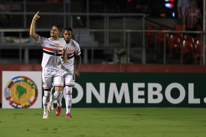 Alexandre Pato comemora gol contra o Danúbio, do Uruguai, na goleada tricolor por 4 a 0 no Morumbi, pela Libertadores. | Sebastião Moreira /EFE