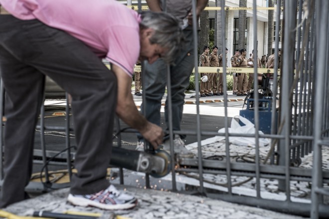 Portão da Assembleia, derrubado pelos invasores, é reparado | 