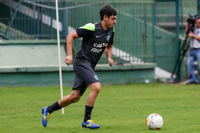 Paraguaio Cáceres pode ser uma das novidades do Coritiba para o clássico com o Atlético | Brunno Covello / Gazeta do Povo