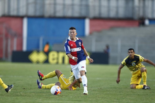 Após problemas no registro, atacante Rossi estreou pelo Paraná no jogo com o Cascavel |