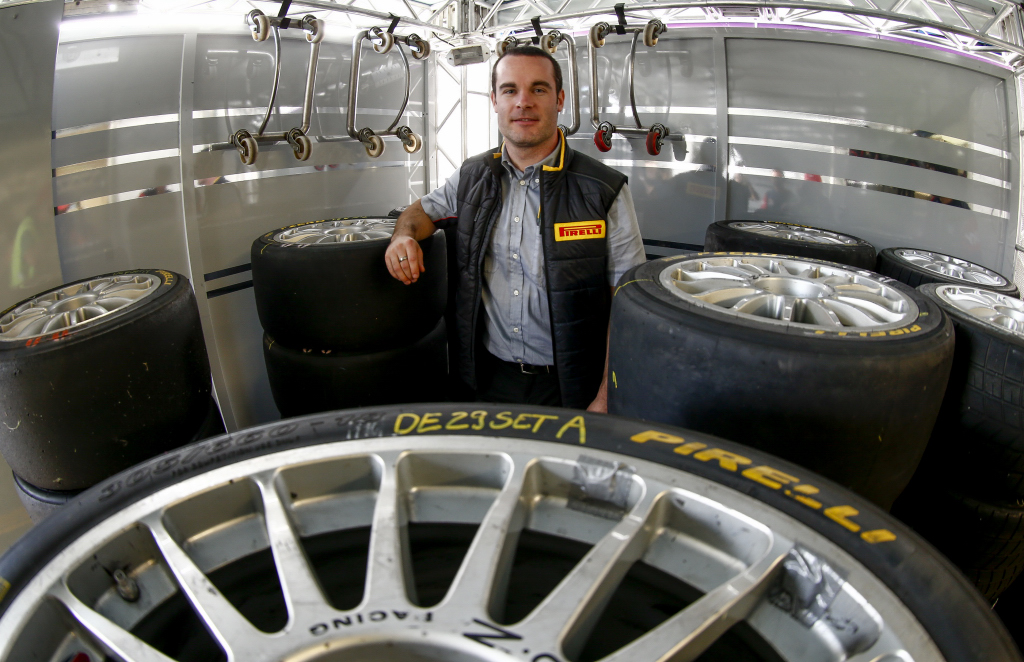 Jonathan Wells, diretor de motorsport da Pirelli, exlica que teste em Curitiba é fundamental para validar os pneus | Hugo Harada/Gazeta do Povo