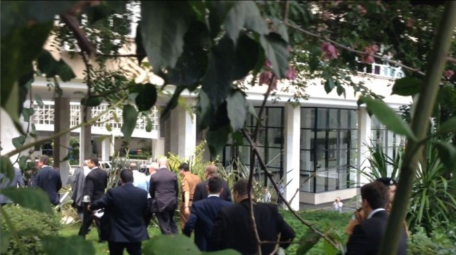 Deputados fogem de manifestantes e entram pela lateral da Assembleia |