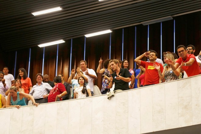 Professores pressionam o ex-deputado Valdir Rossoni | 