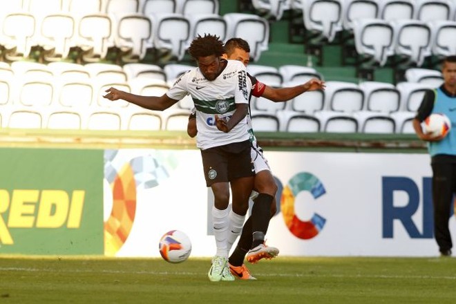 Negueba recebeu forte marcação desde o início do jogo. | 