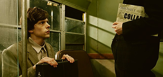 Jesse Eisenberg vive dois papéis em O Duplo, de Richard Ayoad. | Divulgação