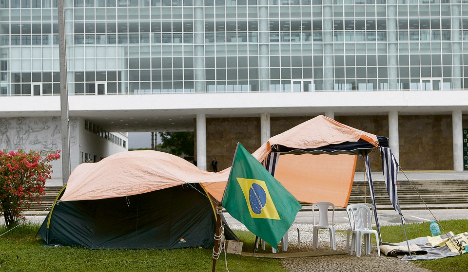 Acampamento dos professores em frente ao Palácio Iguaçu já dura 16 dias e não há previsão de quando eles desmontarão as barracas. | Fotos: Jonathan Campos/Gazeta do Povo