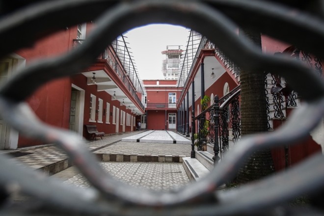 No burburinho da Rua Presidente Carlos Cavalcanti, o Solar d o Barão abriga hoje um complexo cultural de Curitiba |