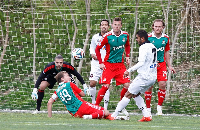 Dellatorre sofre entrada forte de Shishkin, enquanto tenta finalizar contra a meta de Abaev. | 