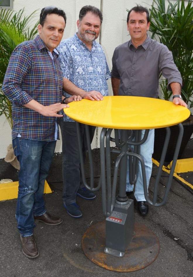 O empresário Ugo Guttierrez Filho (ao centro), da Boulle Móveis de Fundamento, forneceu nove mesas feitas com catracas de ônibus antigas para compor a decoração do Mueller Festival Gastronômico, no Shopping Mueller. Com ele na foto, Péricles Dargel, da Office Art, e Ricardo Santos, da U Creative, que também participaram da iniciativa | 