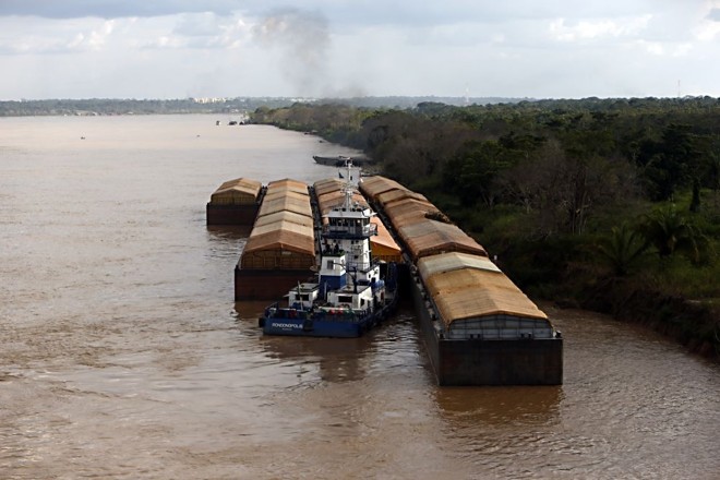 Barcaças descem o Rio Madeira até Itacoatiara, na região de Manaus, onde grãos passam para navios. Foto: Albari Rosa/Gazeta do Povo | 
