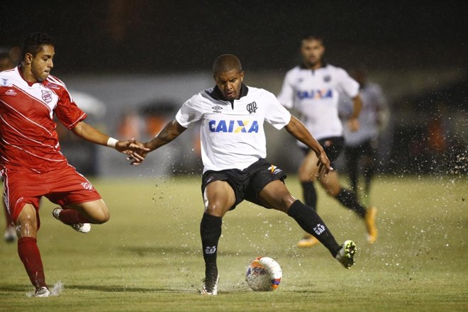 Lateral Marcão, do Atlético, na partida com o Rio Branco | 