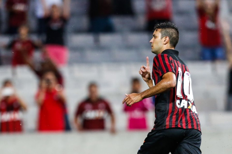 Depois da cobrança, Pelissari ainda conferiu se a bola realmente ia pra rede. | Brunno Covello/ Gazeta do Povo