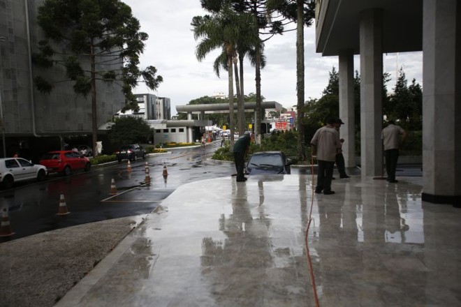 Funcionários fazem limpeza da parte externa | 