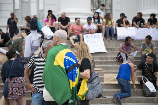 Manifestantes se concentraram na Praça Santos Andrade |